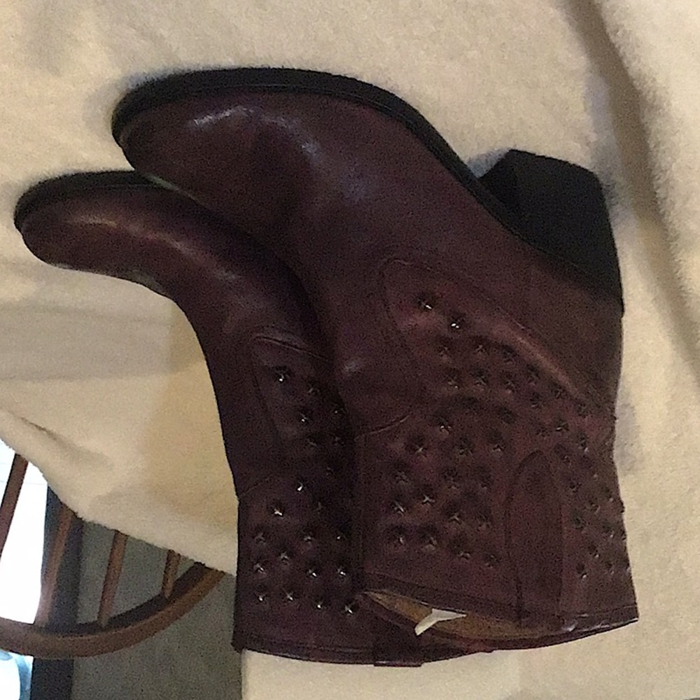 Donald Pliner ankle boots size 6 medium. Heel height 2.5 inches.